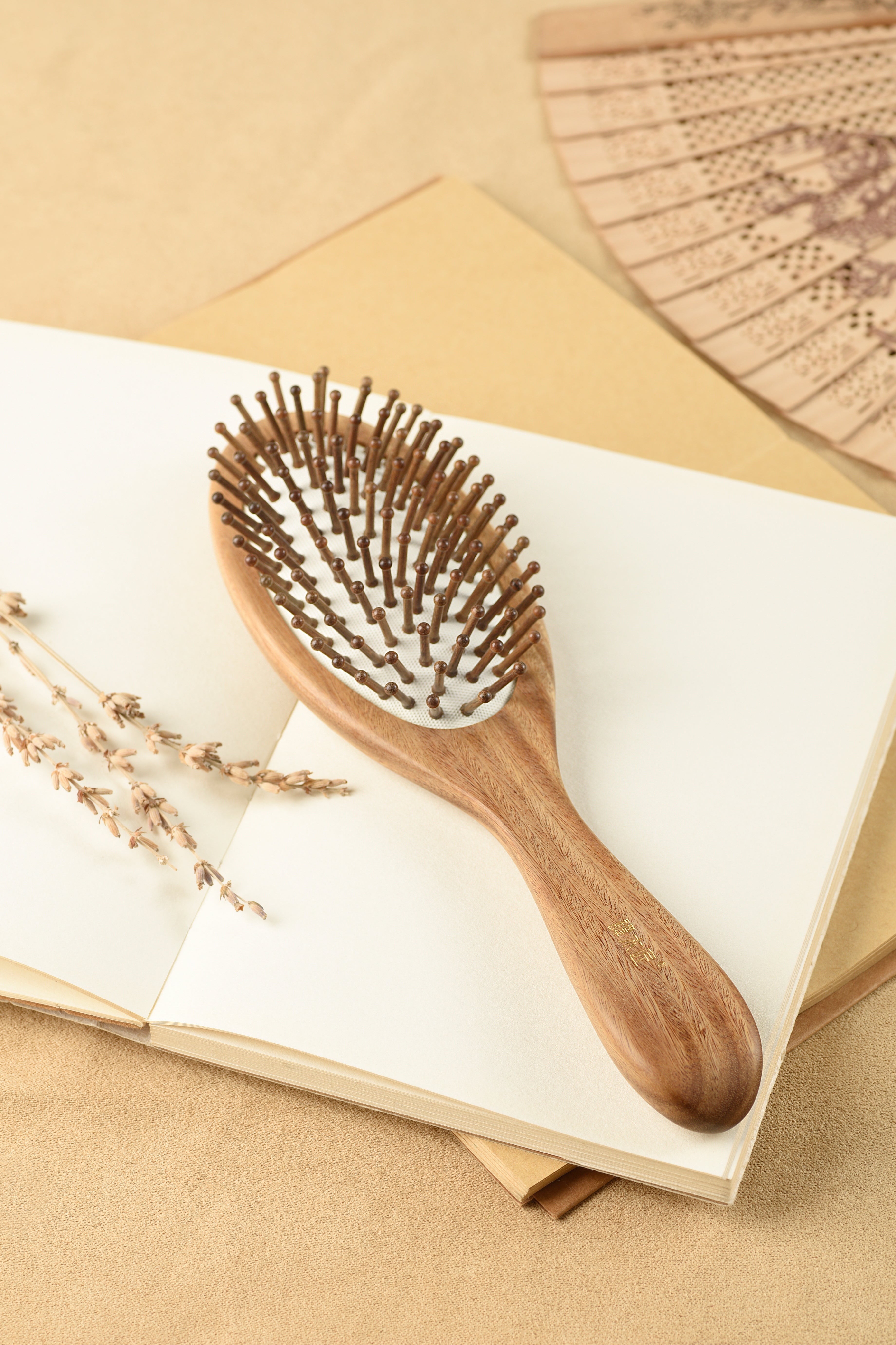 SMALL WOODEN BRUSH - Light beige